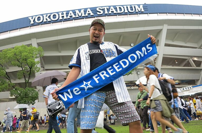 “聖地”ハマスタでギリギリのタオルを掲げるFREEDOMSの佐々木貴。戦いも生き様も、そしてベイスターズ愛もただ事ではない。 ／ photograph by Hidenobu Murase