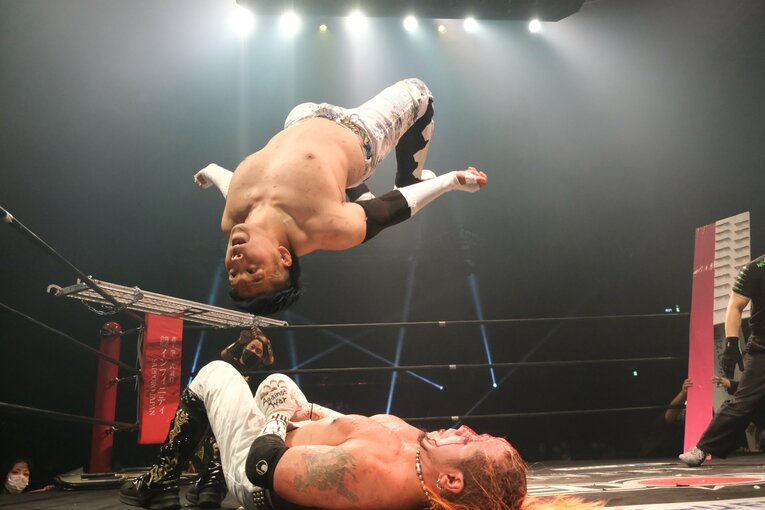 カリスマ葛西純「世の中は無駄な血を一滴も流すな」 頬を串刺し、人間ダーツ…それでもデスマッチが“ただの残虐ショー”ではない理由(12)