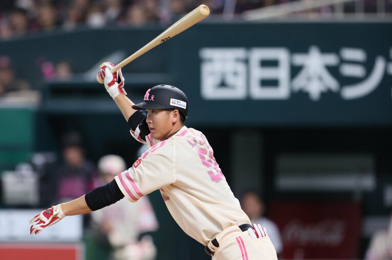 巨人からソフトバンクにトレード移籍した秋広優人。新天地で初安打を放った ／ photograph by SNAKEI SHIMUBUN