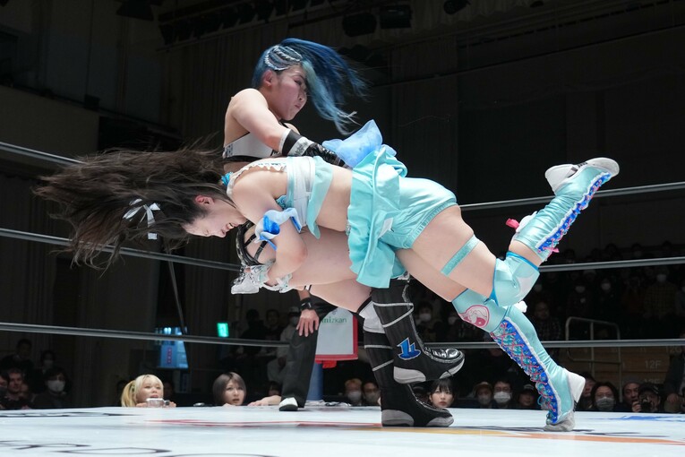 稲葉ともかにスピアータックルを放つ玖麗さやか　©Essei Hara