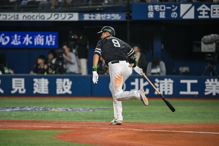 日本シリーズ第1戦、ヒットを放つ柳田悠岐　©︎Nanae Suzuki