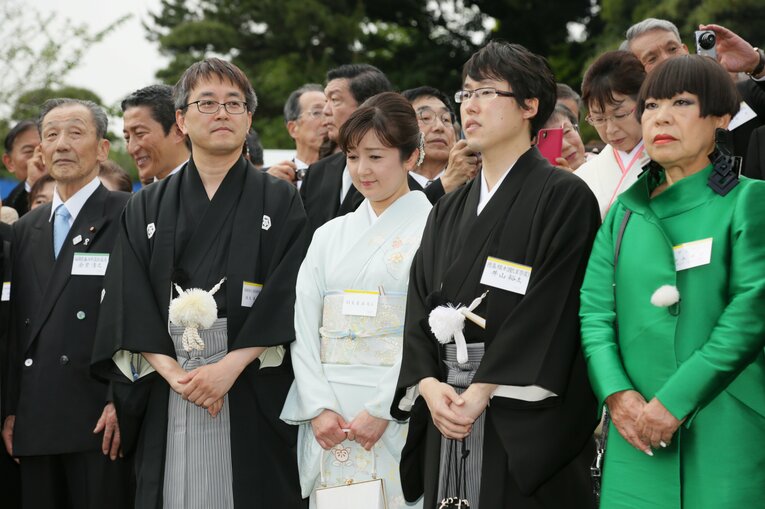 2018年、春の園遊会に2人で出席した　©JIJI PRESS