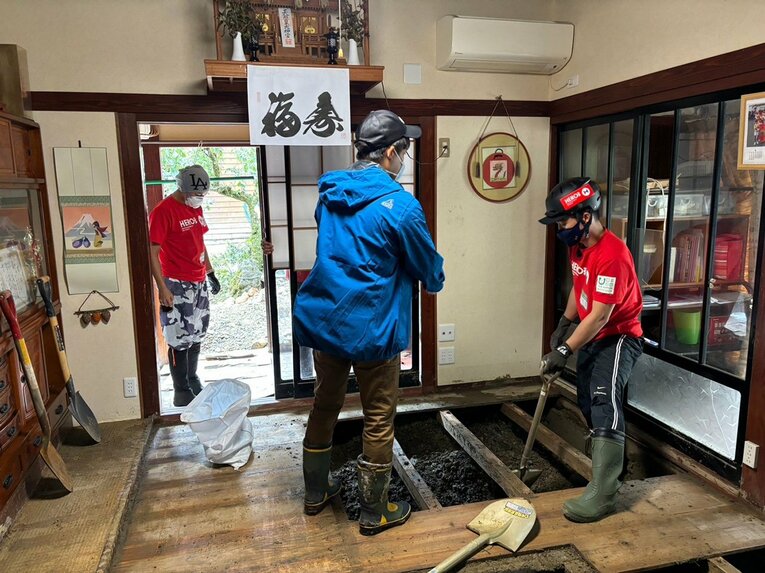 床下に流れ込んだ泥の撤去作業に取り掛かる小塚さん