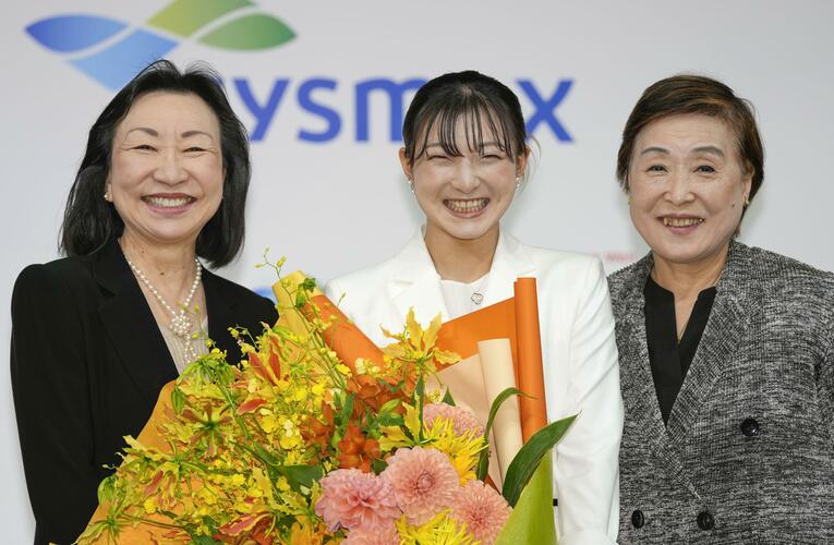 引退会見で中野園子（右）、グレアム充子（左）の両コーチと写真におさまる坂本花織　©️KYODO