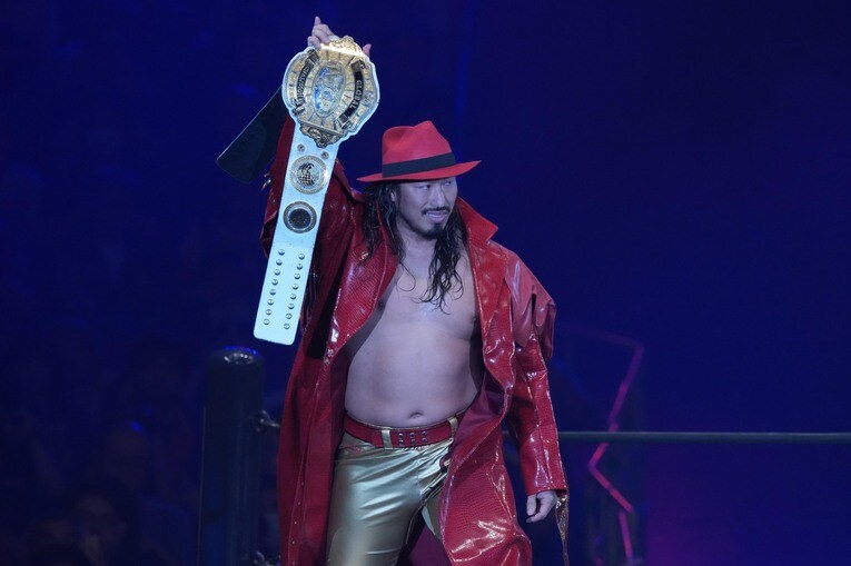 IWGP GLOBAL王座のベルトを掲げる辻陽太　©Essei Hara