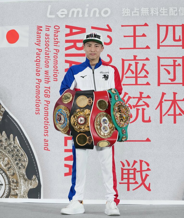 誇らしげに4本のベルトを掲げる井上尚弥　©Naoki Fukuda