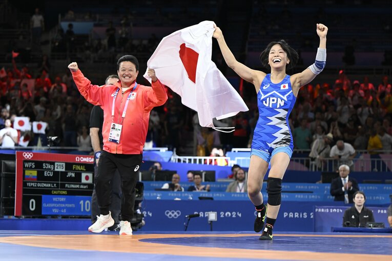 喜びを分かち合う藤波朱理と父・俊一さん　©Asami Enomoto/JMPA