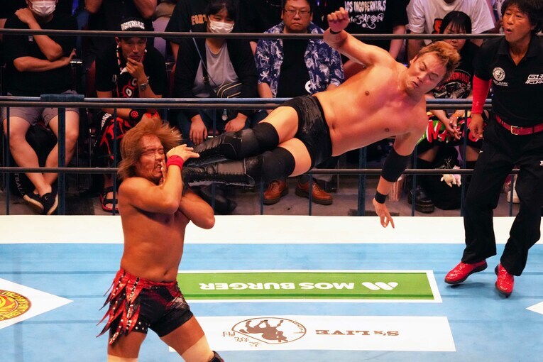 オカダ・カズチカの力強いドロップキックが内藤哲也の首元を襲った