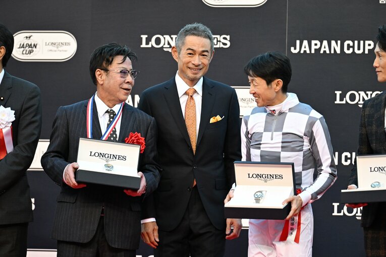 松島正昭オーナーも交えて談笑するイチローと武豊　©Keiji Ishikawa