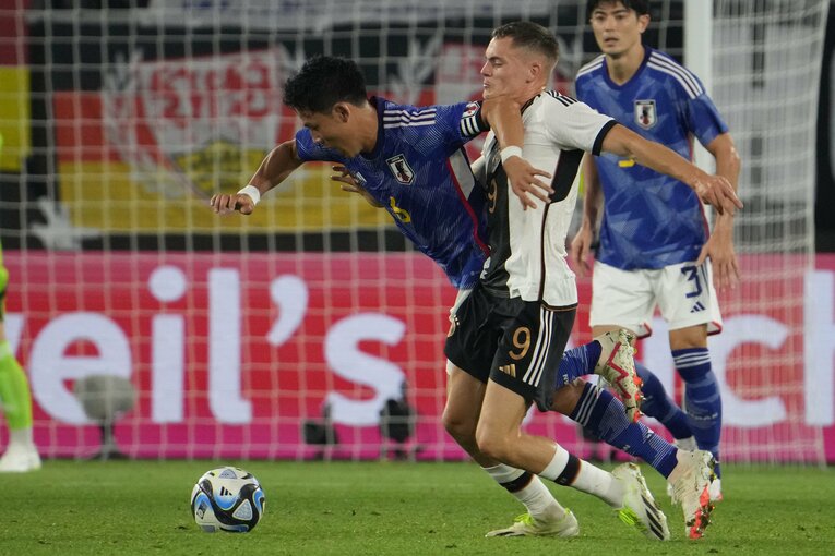 フロリアン・ビルツからボールを奪う遠藤航　©Masashi Hara