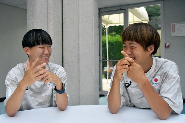 インタビュー中も明るい表情の2人　©JFA/PR