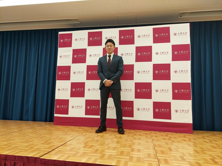 ボードの前でポーズをとる正木。最速153キロを誇る剛腕だが…？　©NumberWeb