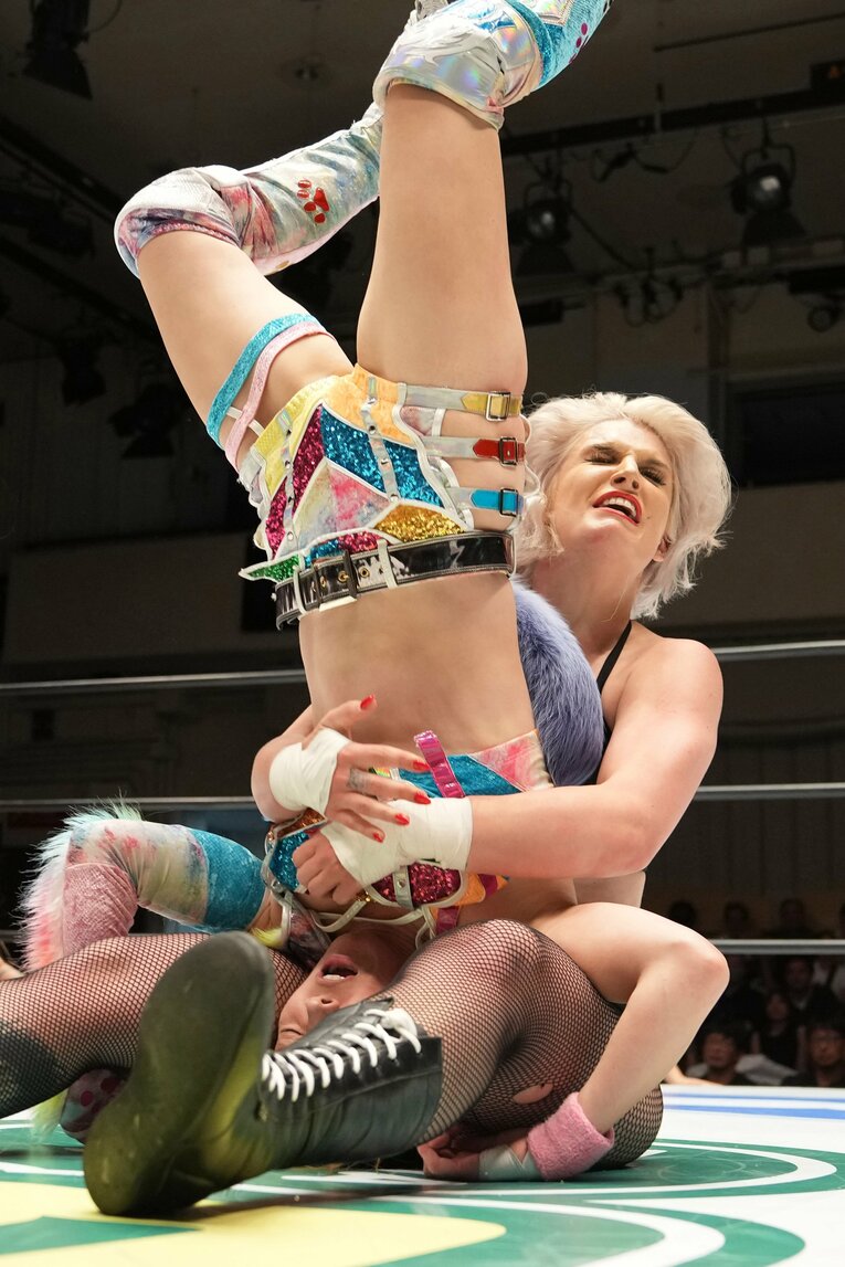 トニー・ストームのパイルドライバーが岩谷麻優を襲う　©Masashi Hara