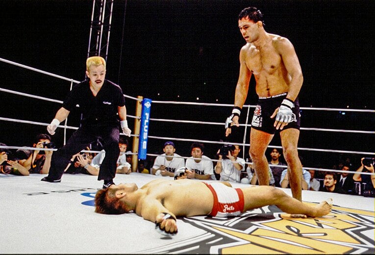 柔術家でありながら、ボクシング技術にも優れていたノゲイラ。敗れた菊田は大の字に