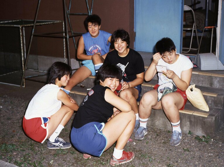 休憩時間、同期選手とのオフショット。後列左から宇野久子、西脇充子、堀田祐美子、前列左から石黒泰子、中島小百合　©東京スポーツ新聞社