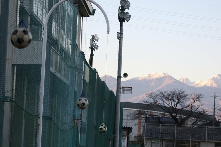 韮崎高校のグラウンド　©︎Takahito Ando