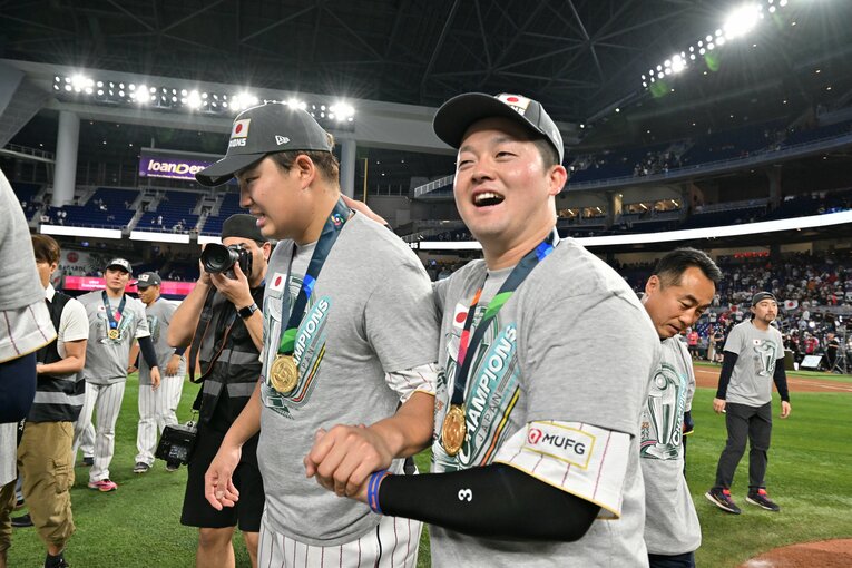 優勝セレモニーでの牧と村上　©Naoya Sanuki