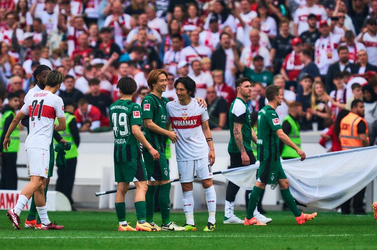 快勝した最終節ボルシアMG戦、板倉滉や福田師王と言葉をかわす原口元気。昨年8月以来の出場は、後半40分からの投入だった　©︎Taisei Iwamoto