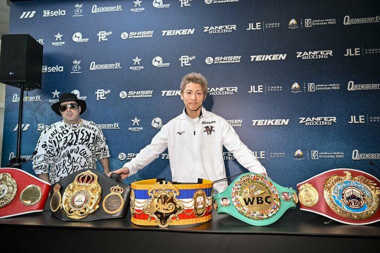 リングマガジンも含めた5本のベルトの前で　©Hiroaki Finito Yamaguchi