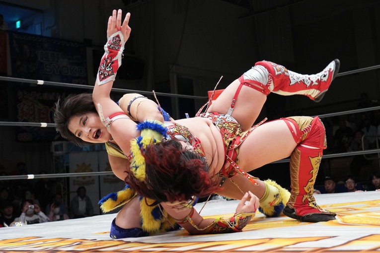 エイオキクラッチで林下詩美をフォールした山岡聖怜。5月16日、後楽園ホール　©Essei Hara