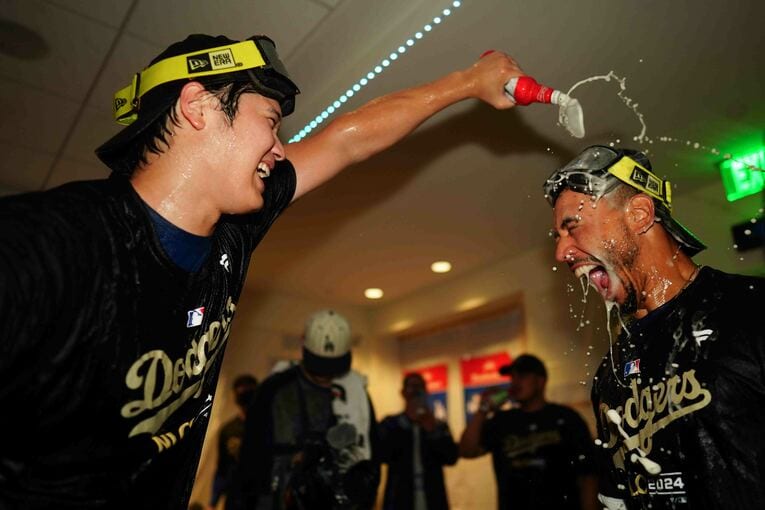 10月11日、地区シリーズでパドレスを破った後のシャンパンファイト。ベッツの頭からビールをかける大谷　©Getty Images