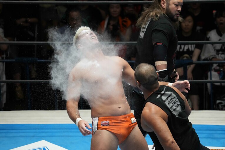 EVILとディック東郷による悪の連携攻撃を浴びるザック。8月6日、後楽園ホール　©Essei Hara