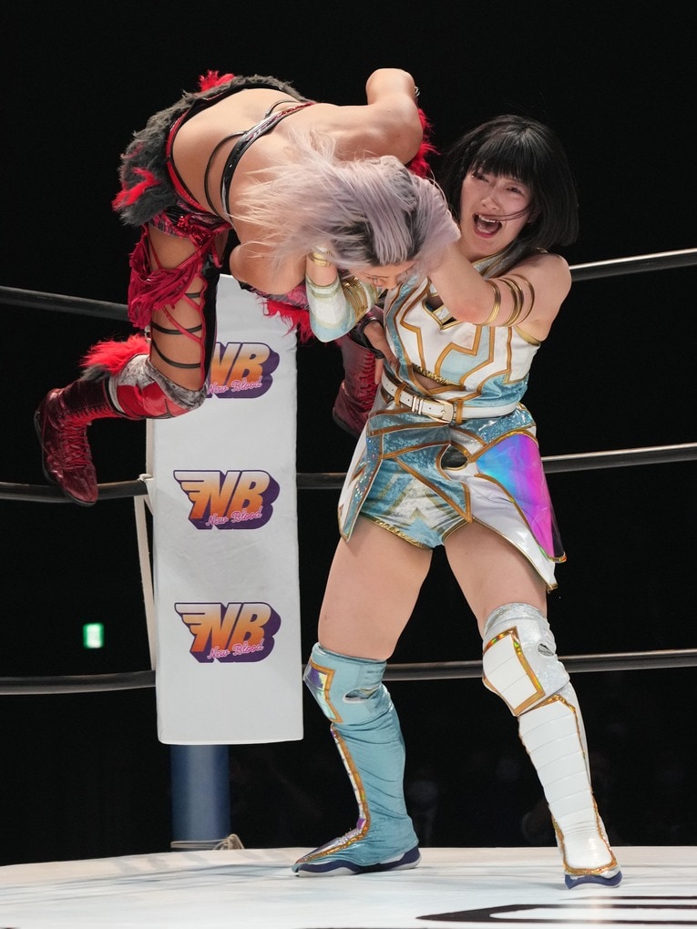 コーナーのジュリアを投げるさくらあや 　©Essei Hara