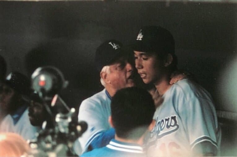 野茂英雄に耳打ちするトミー・ラソーダ ／ photograph by 西山和明