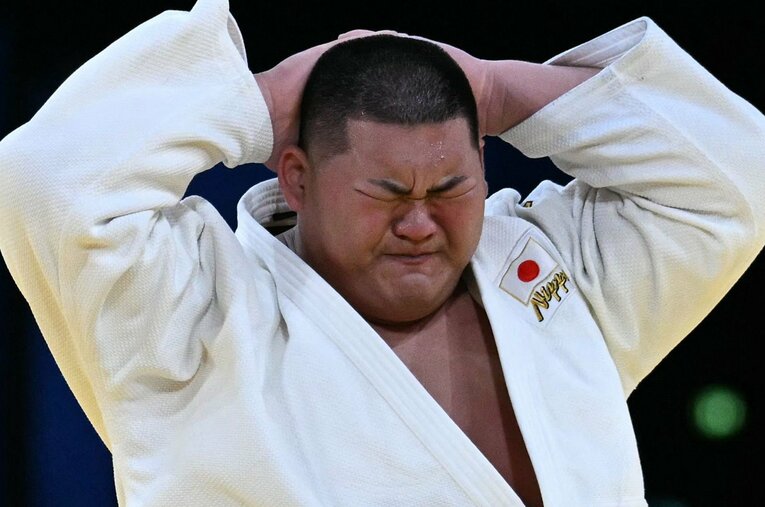 柔道混合団体決勝代表戦でリネールに敗れ、悔しがる斉藤立 ／ photograph by AFLO