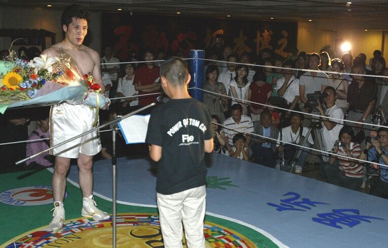 福岡市内で行われた引退式。和白青松園の子どもから感謝の言葉を贈られる　©Koh Tanaka
