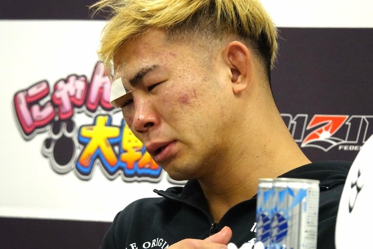 会見で涙を流すYA-MAN　©Koji Fuse