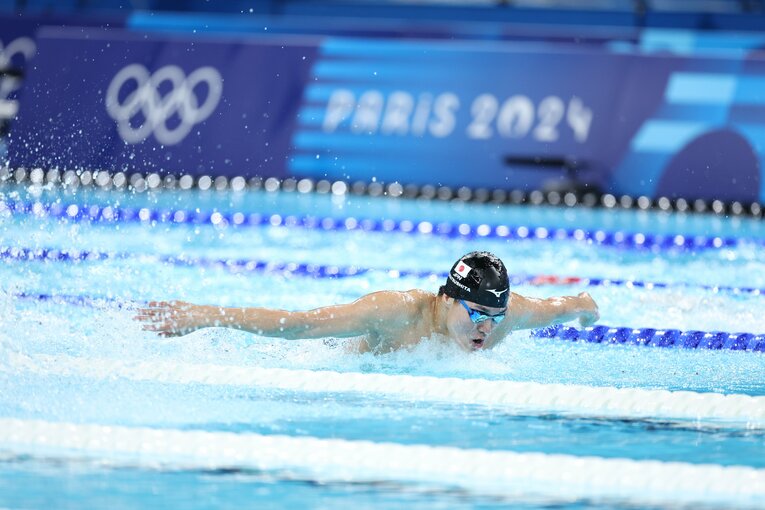 パリ五輪競泳男子400m個人メドレーで力泳する鈴木知之　©Ryosuke Menju/JMPA