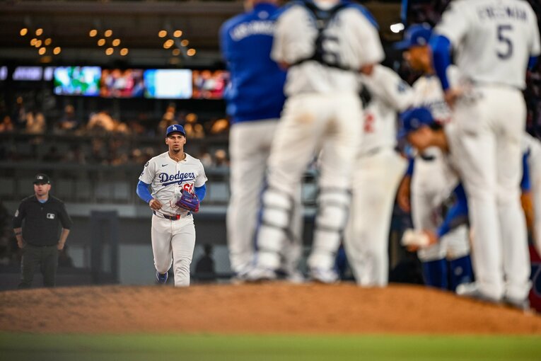 【常勝ドジャースと大谷らの”ステキな日常”／全100枚超】マウンドに上がるエンリケス…写真はまだまだ続きます　©Nanae Suzuki