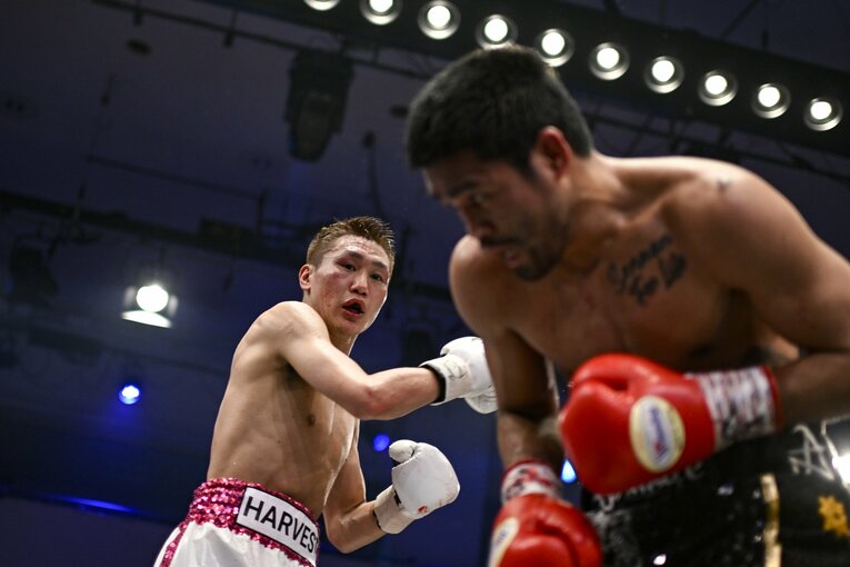 小國以載のボディ攻撃に身体を曲げ、顔をしかめるタパレス　©Hiroaki Finito Yamaguchi