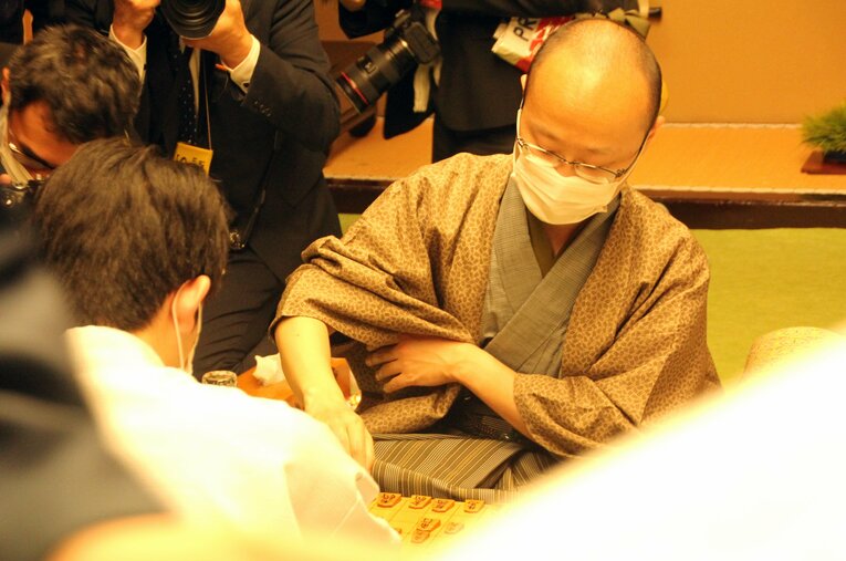 名人戦第1局での渡辺名人　©NumberWeb