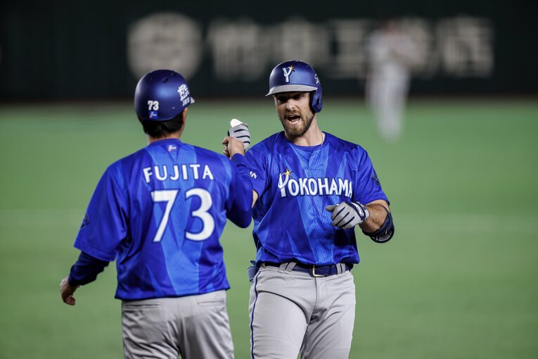 新外国人ヒュンメルのヒットを称える藤田コーチ　©Kiichi Matsumoto