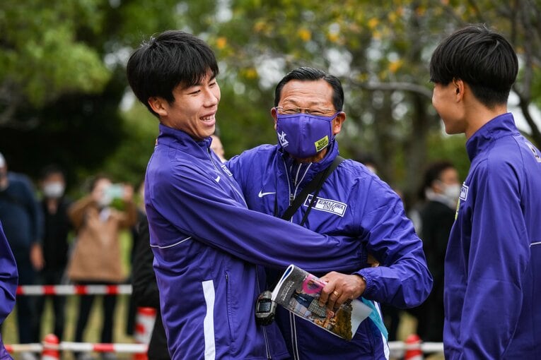 出雲駅伝、田澤と抱擁を交わす大八木監督　©Nanae Suzuki