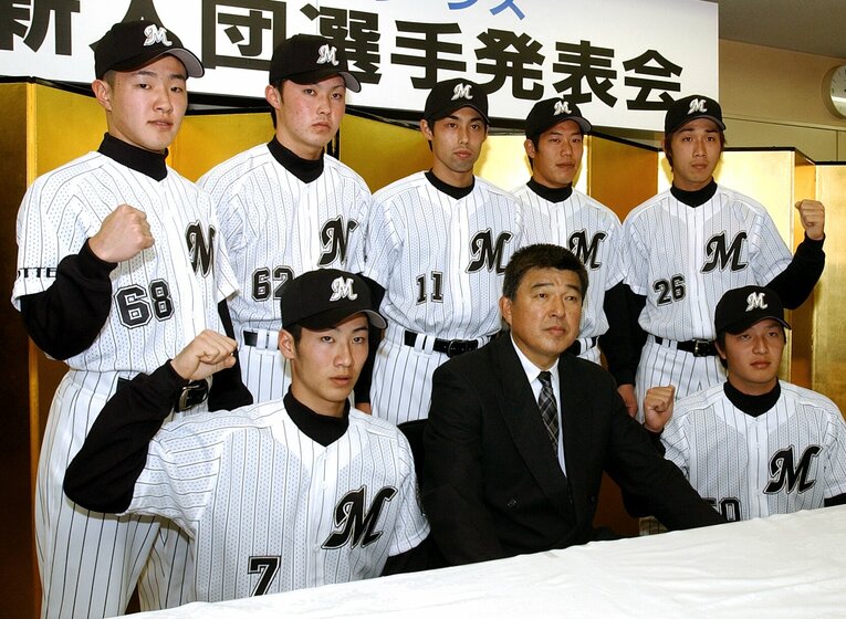 山本功児監督（前列中央）を囲み意気込みを見せる西岡剛内野手（同左）らロッテ新入団選手（2002年12月）©︎JIJI PRESS