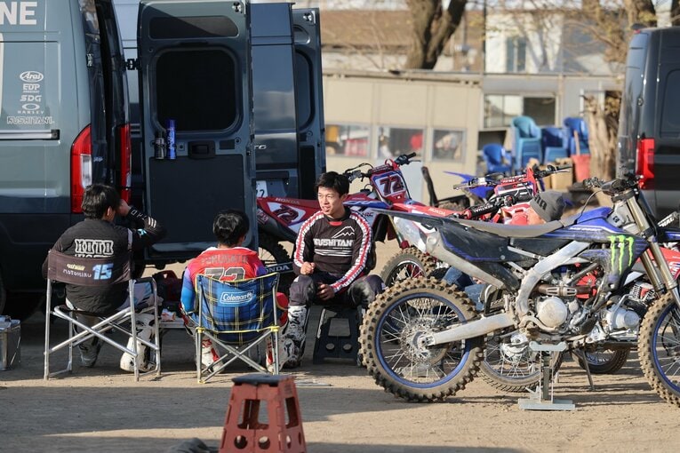 どこに行っても小椋のもとには若いライダーが集まってくる　©Satoshi Endo