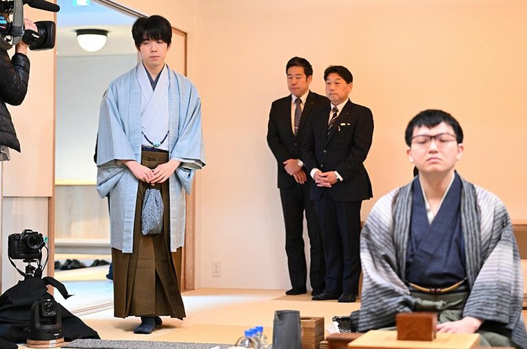 立ちはだかる絶対王者・藤井聡太に、日々全力でぶつかる永瀬拓矢。彼の人間性に見せられるファンは多い ／ photograph by Keiji Ishikawa