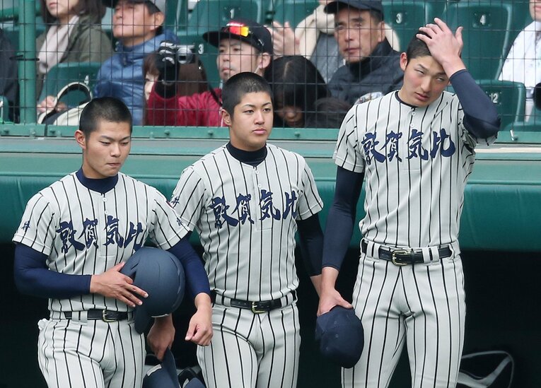 センバツで海星高校に敗れて、悔しそうな表情を見せる山﨑　©︎JIJI PRESS