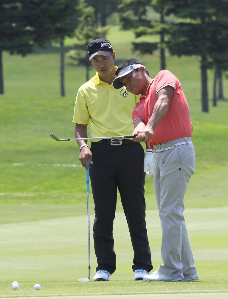 2013年セガサミーカップの練習ラウンドで丸山にアドバイスを求める松山　ⒸSankei Shimbun