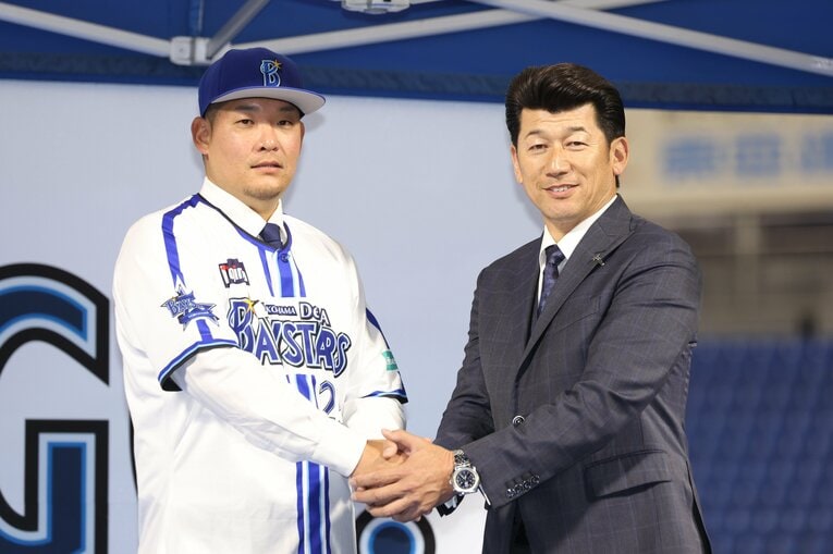 筒香の復帰記者会見にサプライズ登場した三浦大輔監督とがっちり握手　©︎JIJI PRESS