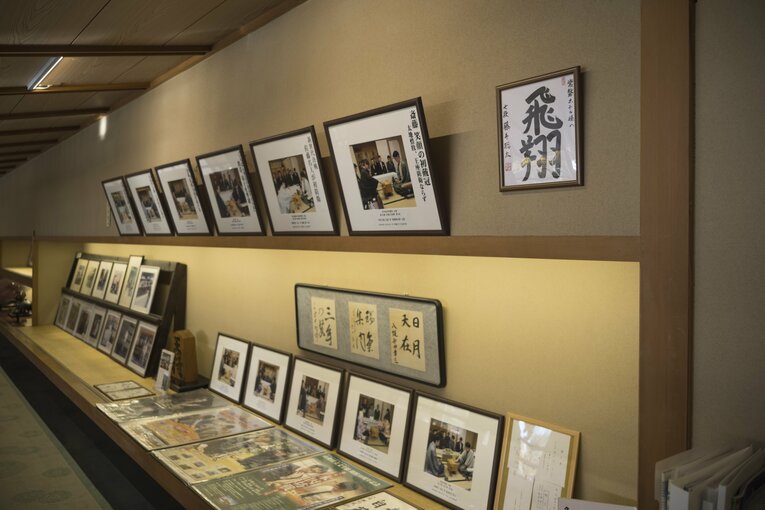 ホテル内には藤井聡太二冠の「飛翔」の揮毫が