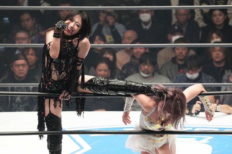 中野たむをロープに張り付け得意のポーズを見せる上谷沙弥　©Masashi Hara