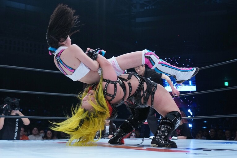 琉悪夏にダルマ式ジャーマンで投げられるさくらあや。2025年12月29日、両国国技館　©Essei Hara