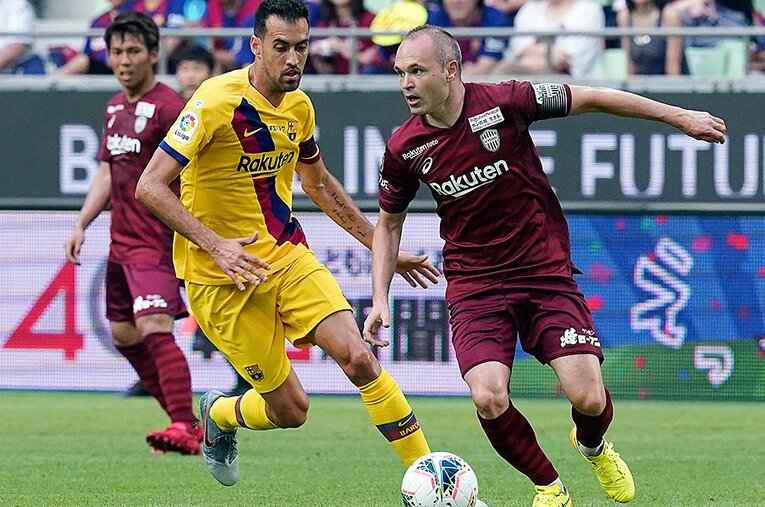 ブスケッツ（左）ら旧友との久しぶりの再会となったイニエスタ。プレーだけでなく、バルセロナとの橋渡し的な存在として担う役割は大きい。 ／ photograph by AFLO