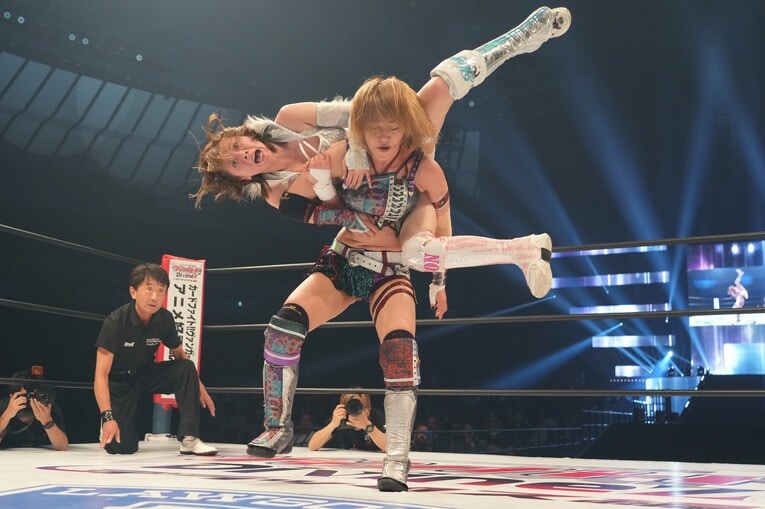 朱里に巻きつく岩谷麻優　©Essei Hara