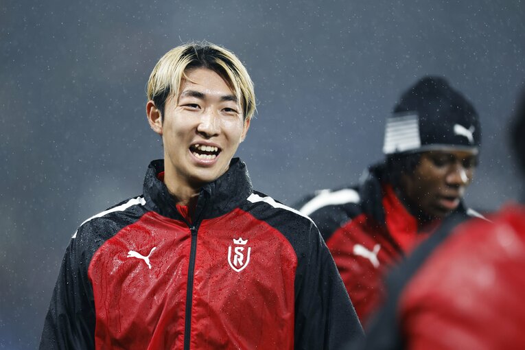 「PSGをブ然とさせた」中村敬斗ゴール＆お膳立て伊東純也が喜ぶ“会心の1枚”「関根大輝も試合後…」ランス“日本人3兄弟”を現場で撮った(4)