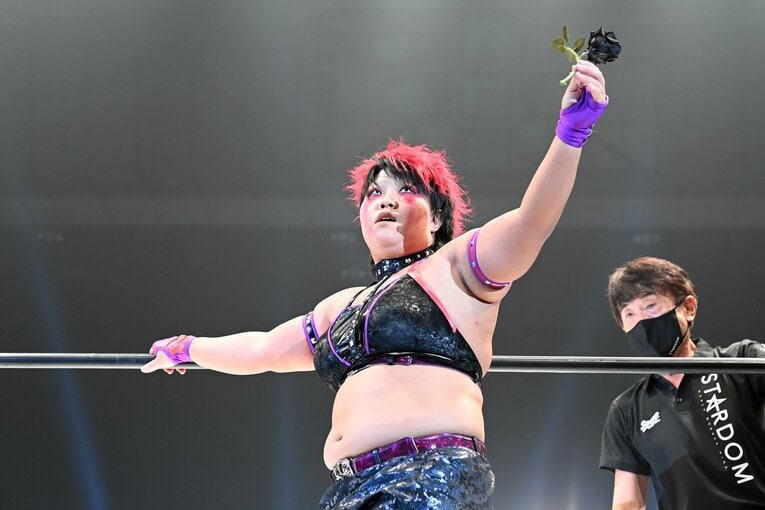 黒いバラを高々と掲げる刀羅ナツコ